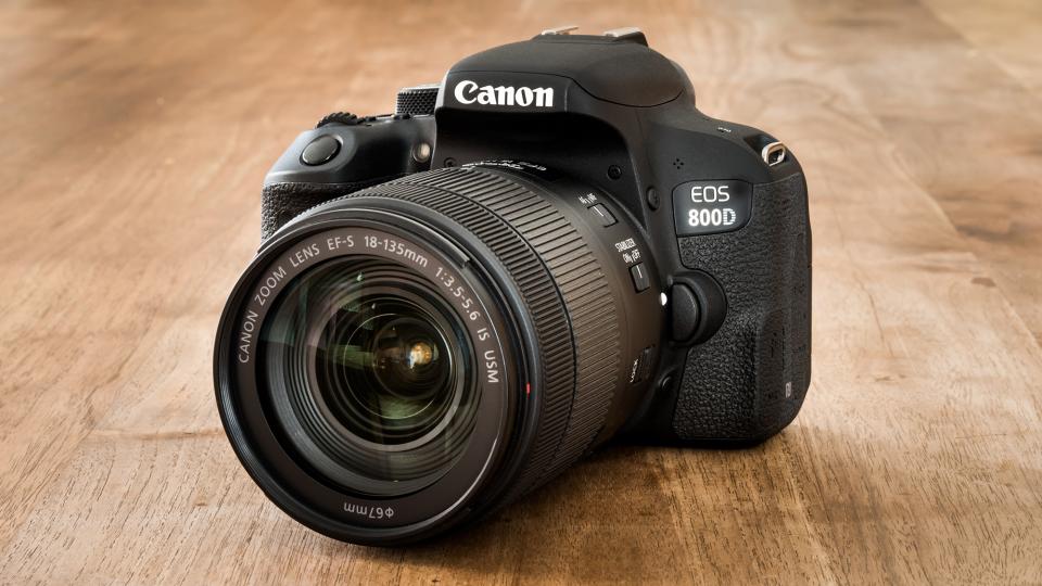دوربین دیجیتال کانن مدل EOS 800D به همراه لنز18-55